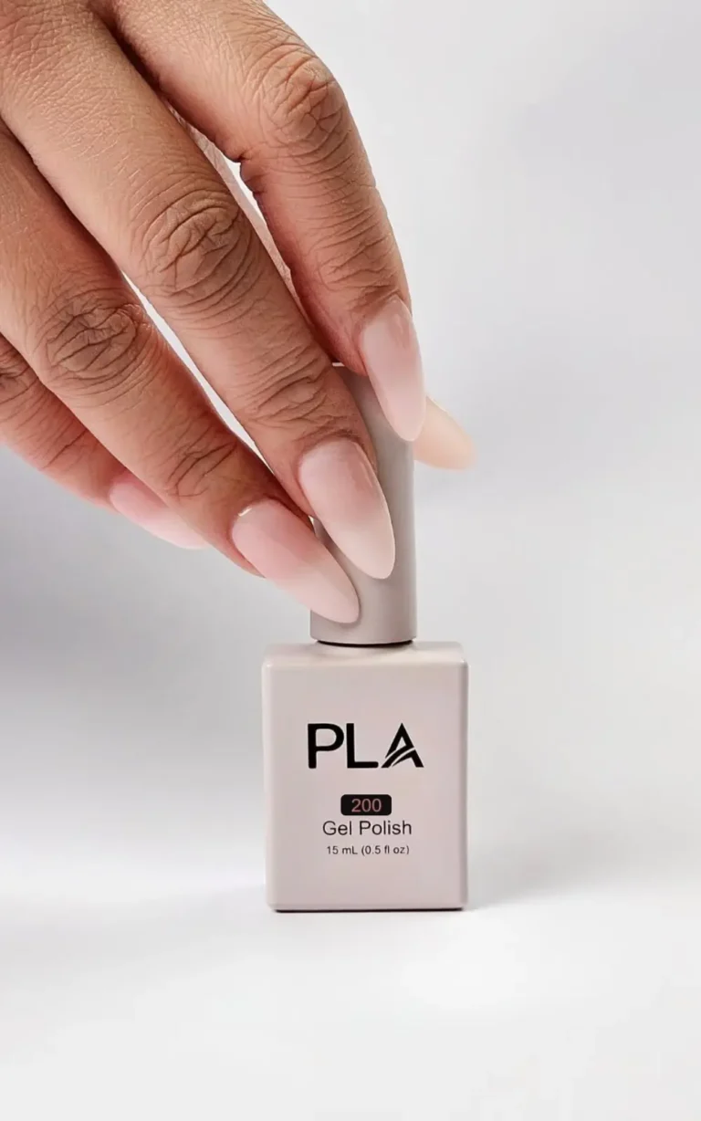 Manichiura semipermanenta milky cu oja Count to Tan 200 de la PLA Nails